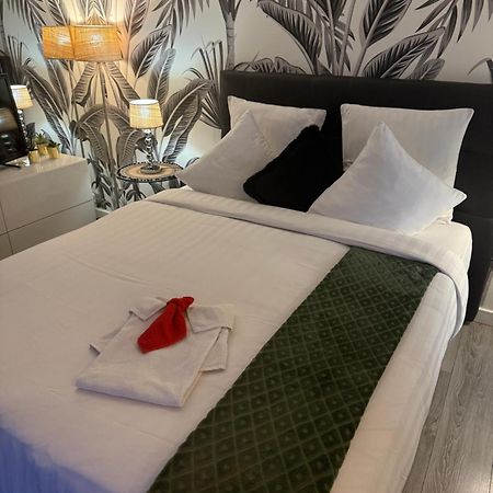 Beautiful Modern Fully Furnished Studio ลูวาลัวเปแรต์ ภายนอก รูปภาพ