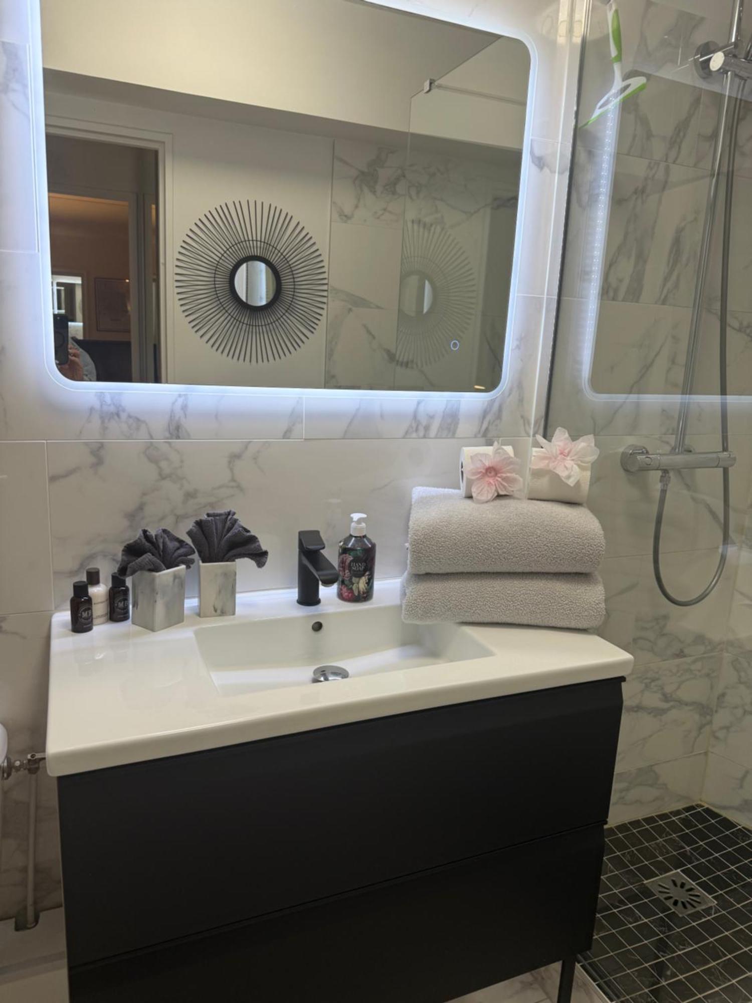 Beautiful Modern Fully Furnished Studio ลูวาลัวเปแรต์ ภายนอก รูปภาพ
